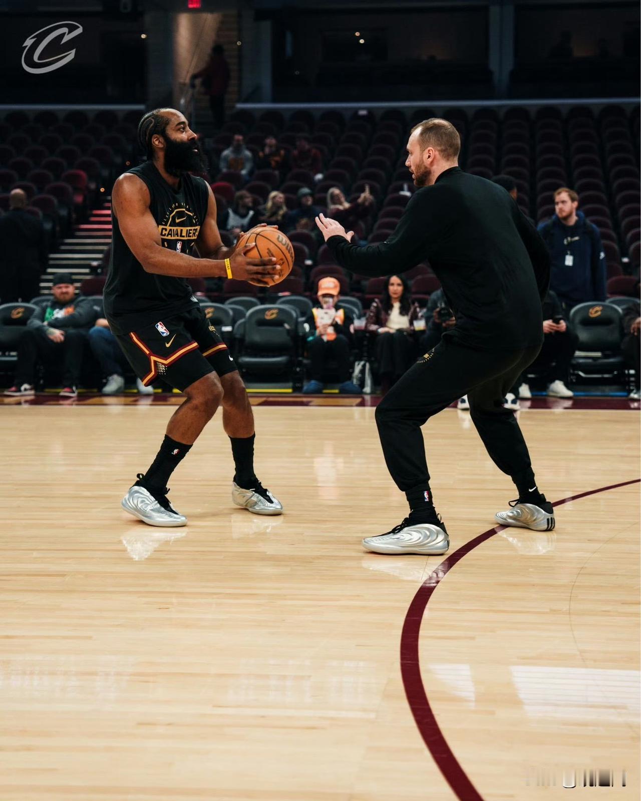 哈登又为骑士工作人员及拉拉队送球鞋，人品没得说加盟骑士后，哈登延续了一贯的