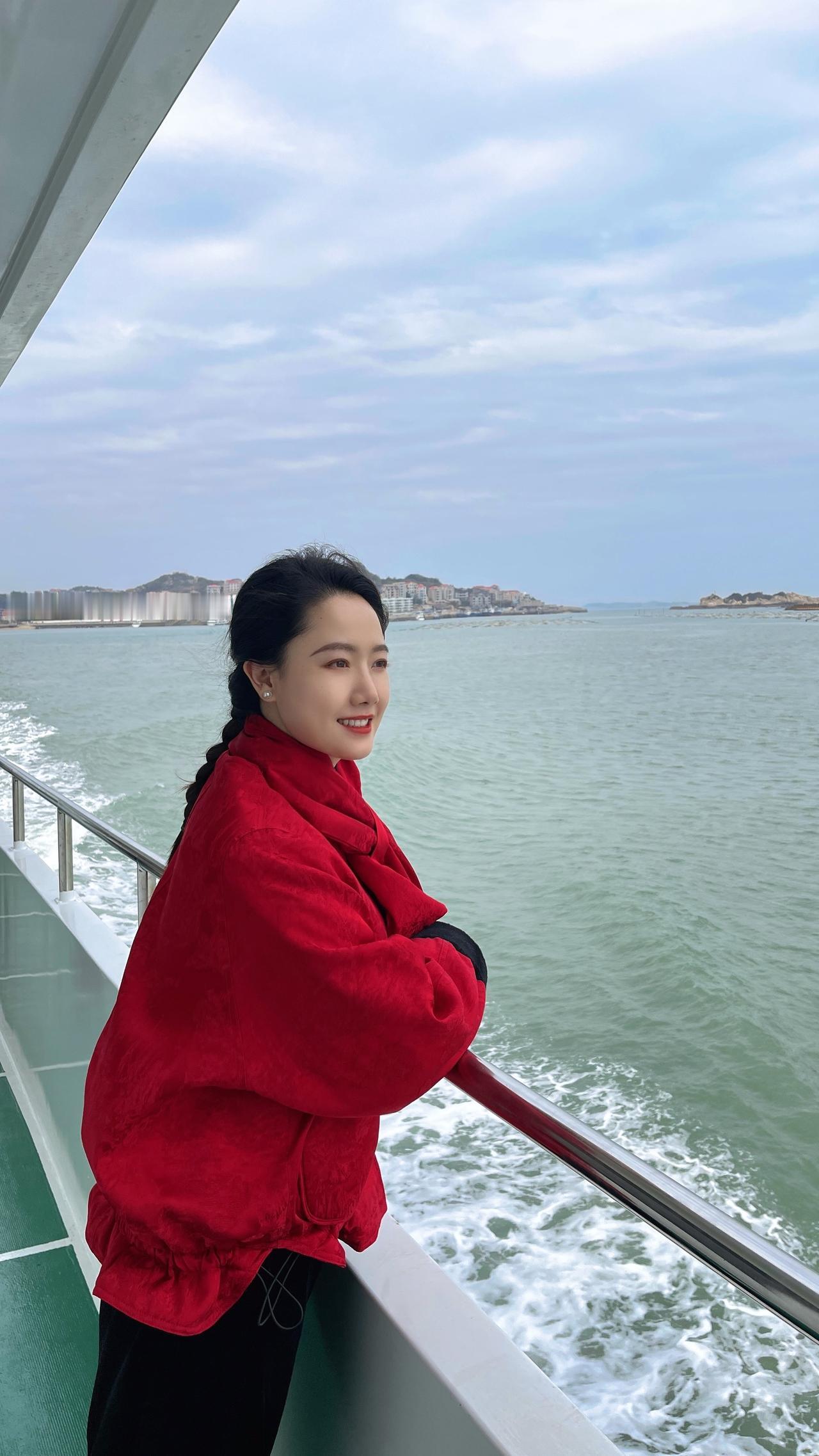 要做勇立潮头的，弄潮儿红衣小姐姐海红色系分享