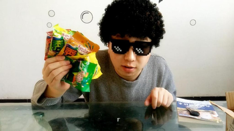 试吃酸死人的秀逗，六种口味一口吃下去，嘴说不酸味蕾已经酸哭了