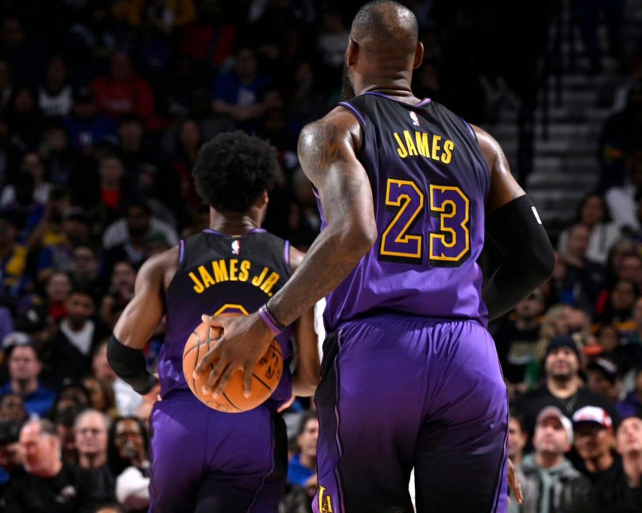 老詹社媒更新，直接把儿子布朗尼送上热搜！嘿，兄弟们！今天南湾湖人队上演了一场