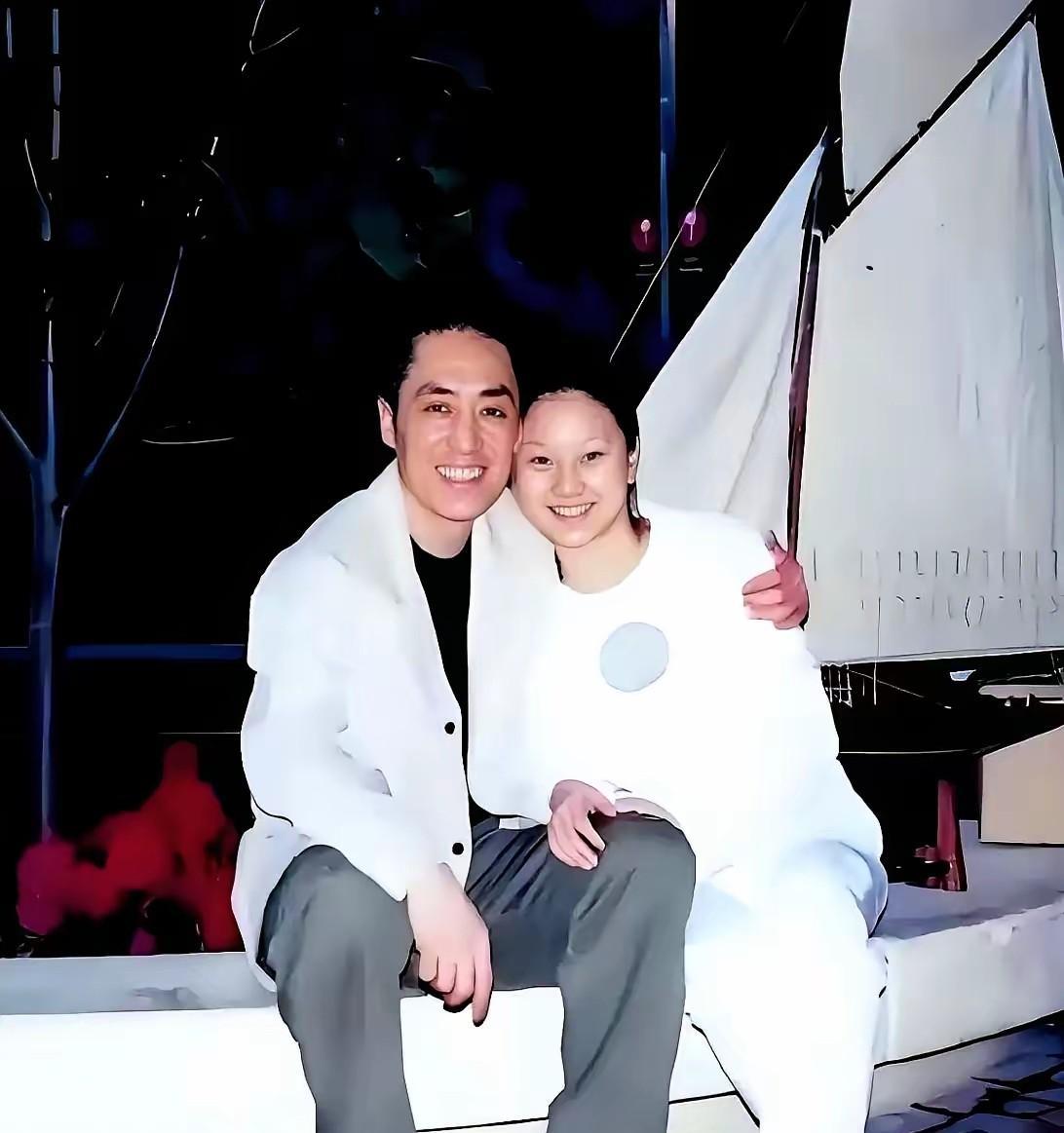 这是张艺谋和陈婷刚恋爱时的合影照，当时张艺谋已四十九岁，而陈婷只有十八岁，两人整