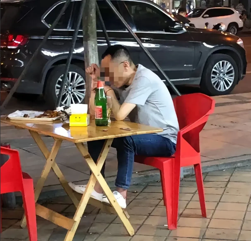 孩子太优秀也是一种苦恼，昨晚一块喝酒的老哥，儿子985博士现在在美国年薪百万，看