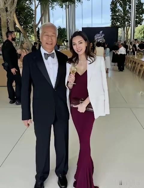 郭台铭和小娇妻。男人只要有钱，就一定会找年轻的，漂亮的，身材好的女人当老婆，谁