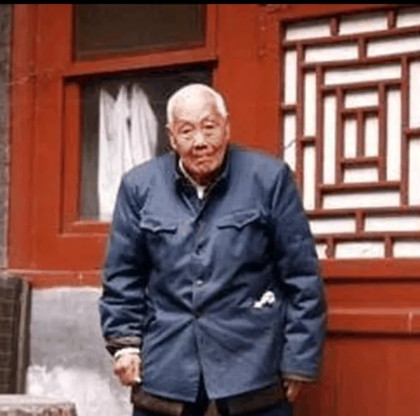 晚清时期，婉容把太监孙耀庭叫进闺房，命令他伺候自己冲澡，谁知，当她解开衣衫，孙耀
