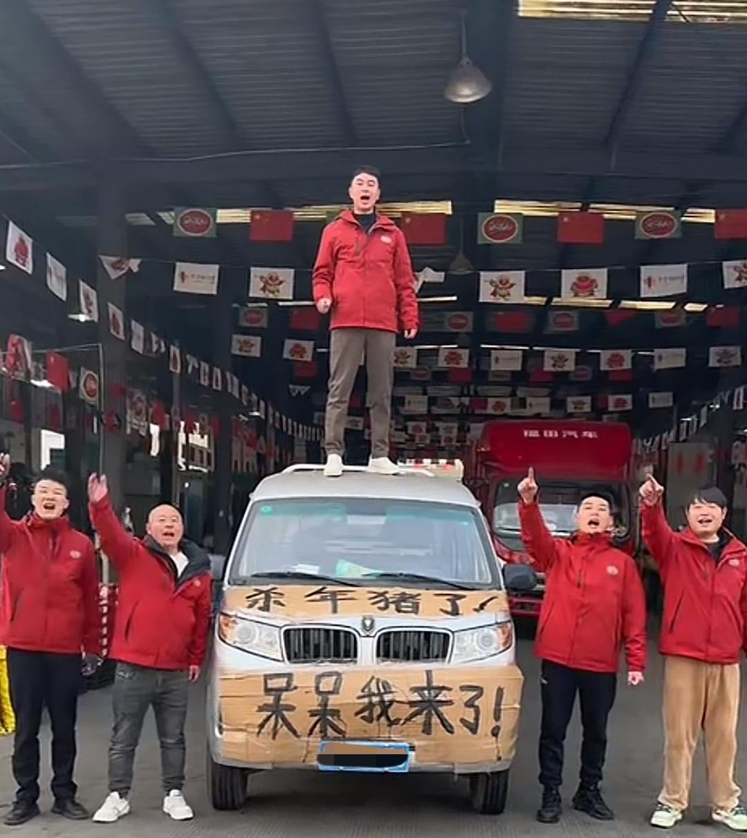 合川呆呆家门前的地开始耕作！再这样下去，地都踩硬了，毕竟是一块耕地，不是活动场