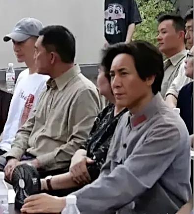于和伟饰演伟人，大家看妆容怎么样？8月1日，电视剧《伟大的长征》在浙江横店举行