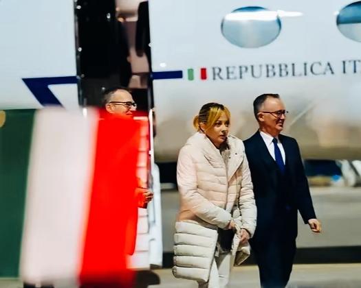 梅洛尼感觉冻的脖子都缩起来了！梅洛尼这羽绒服保暖效果是不是非常一般啊！看起来