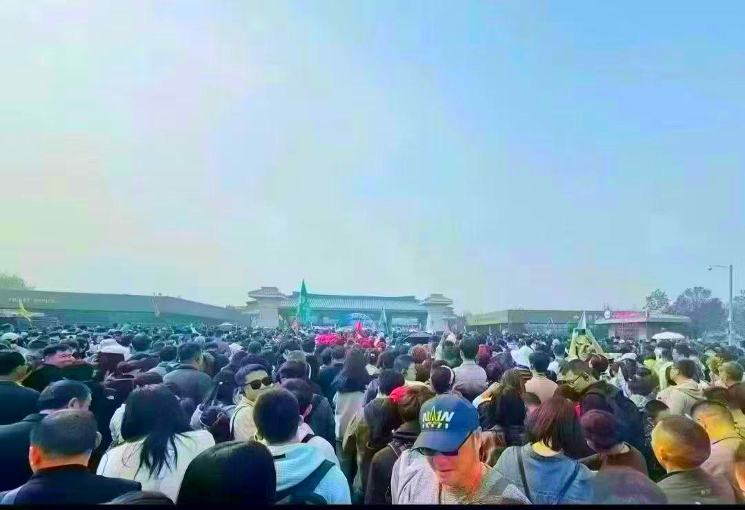 瑟瑟发抖：五一当天的兵马俑场馆内外实拍，你怕了吗？天天在网上看西安的避雷贴：“家