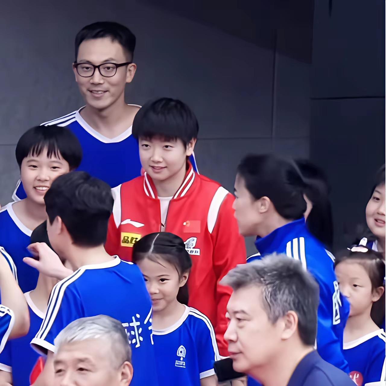 “深大幼儿园”队名副其实也！看👀排面：队长：孙颖莎，队员：姚瑞軒，小蘑菇，纵歌