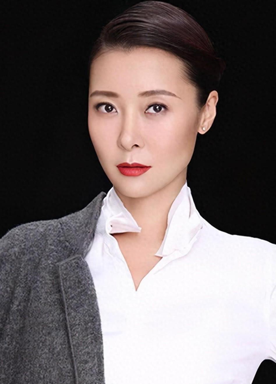 杨澜的问题非常犀利：你有没有见到过潜、规、则什么的？柯蓝想都不想：谁瞎了眼潜我啊