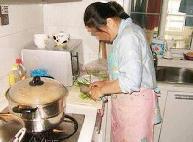 宝妈都羡慕我找了个好保姆, 却不知道危险正向孩子慢慢逼近!
