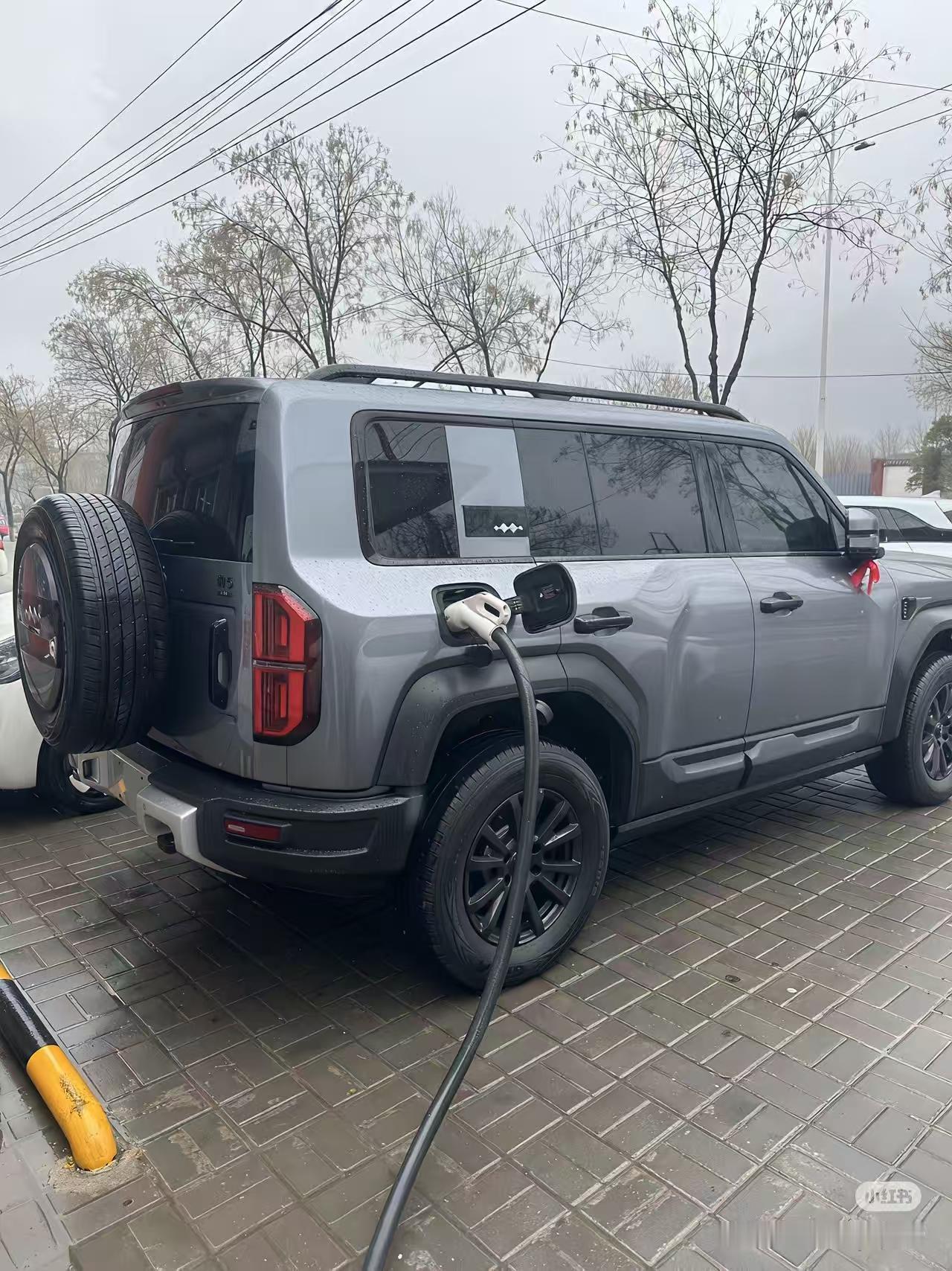 这就是赤裸裸的现实。一辆20万的油车，使用10年油费大约为10万元，回收时可卖