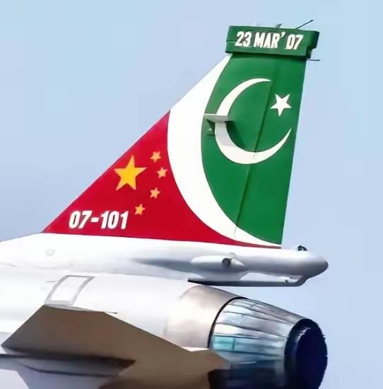 巴铁彻底服了。​以前他们买战斗机，眼睛只盯着欧美那些所谓的高端货，觉得只要花