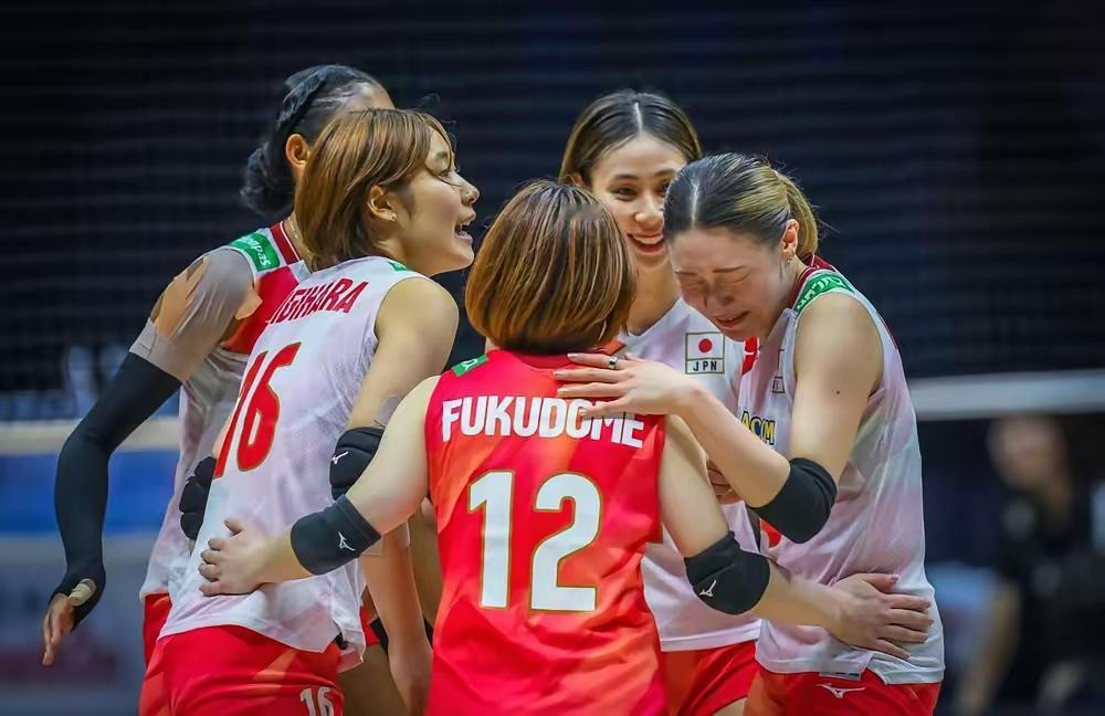 ​日本女排是那种靠全攻全防的极致磨功吃饭的队伍，一套家伙什阵容打天下，从世联赛打