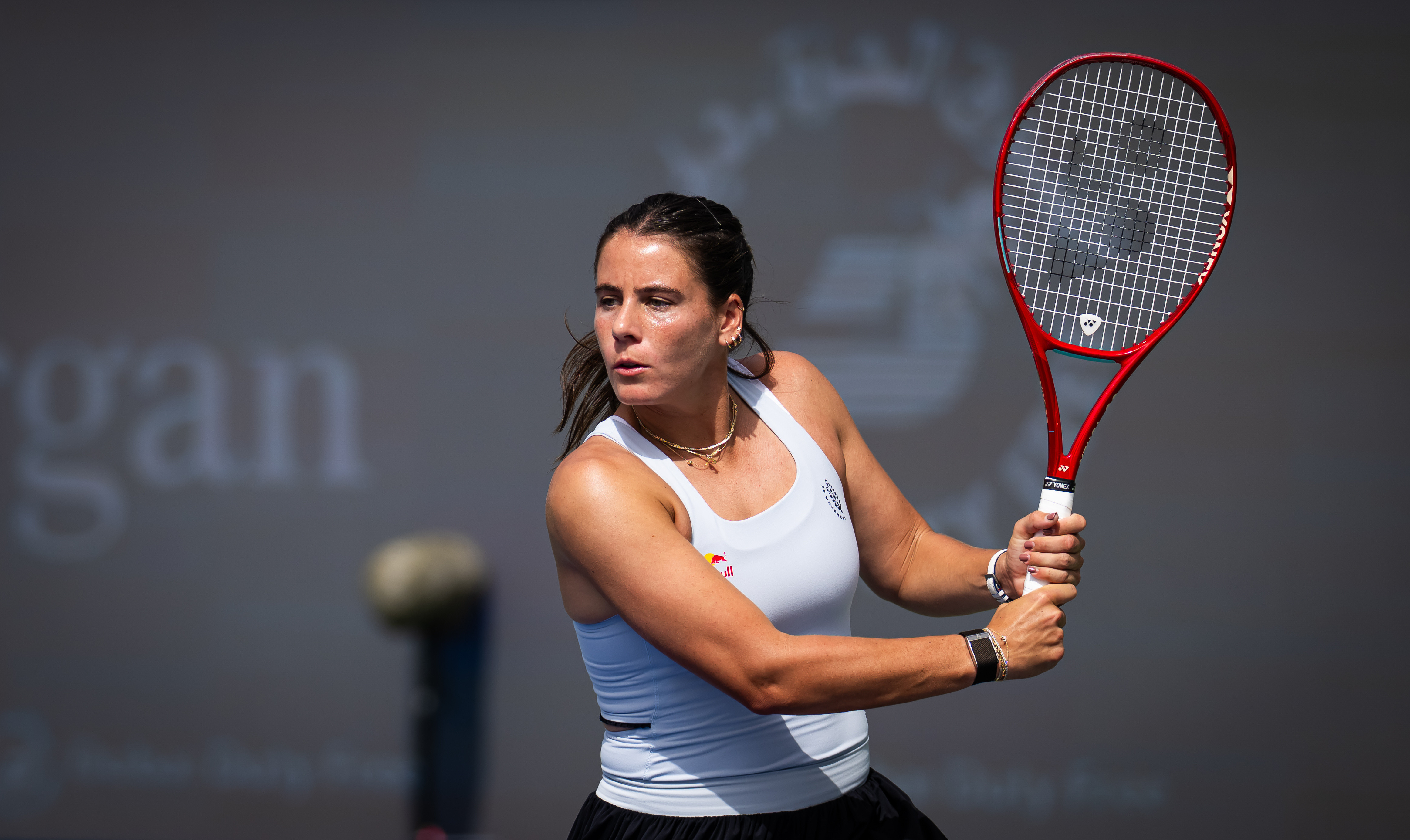 WTA1000迪拜站首轮，14号种子纳瓦罗以6-47-5击败鲁塞，接下来对阵梅