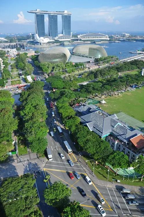 人们一说到富的流油这个词汇，立刻就会想到中东那些土豪。挥金如土，纸醉金迷。仿佛那