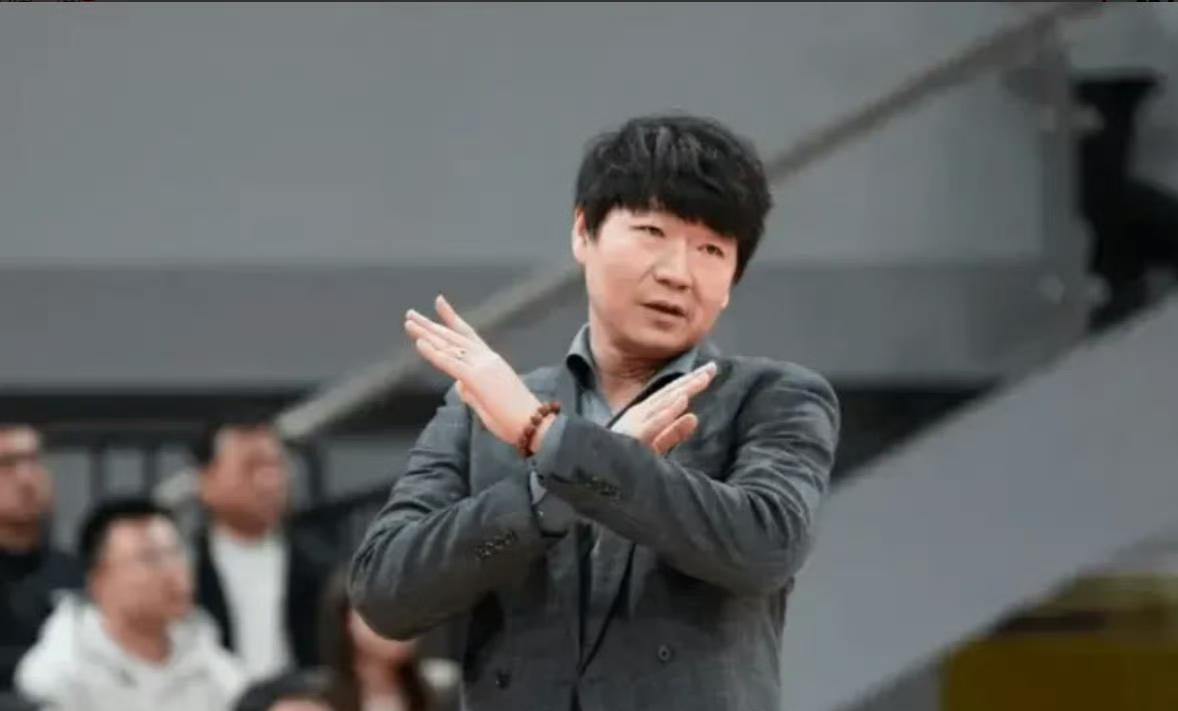 怪异的山东高速男篮氛围，两连败后暴露了太多问题，此时陷入了另一个怪圈：批不得评不