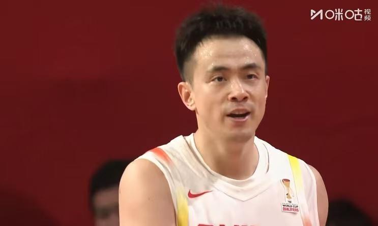 中国战胜日本，国际篮联发文表扬一人，太会玩梗了！中国队今晚获得世预赛首胜，在