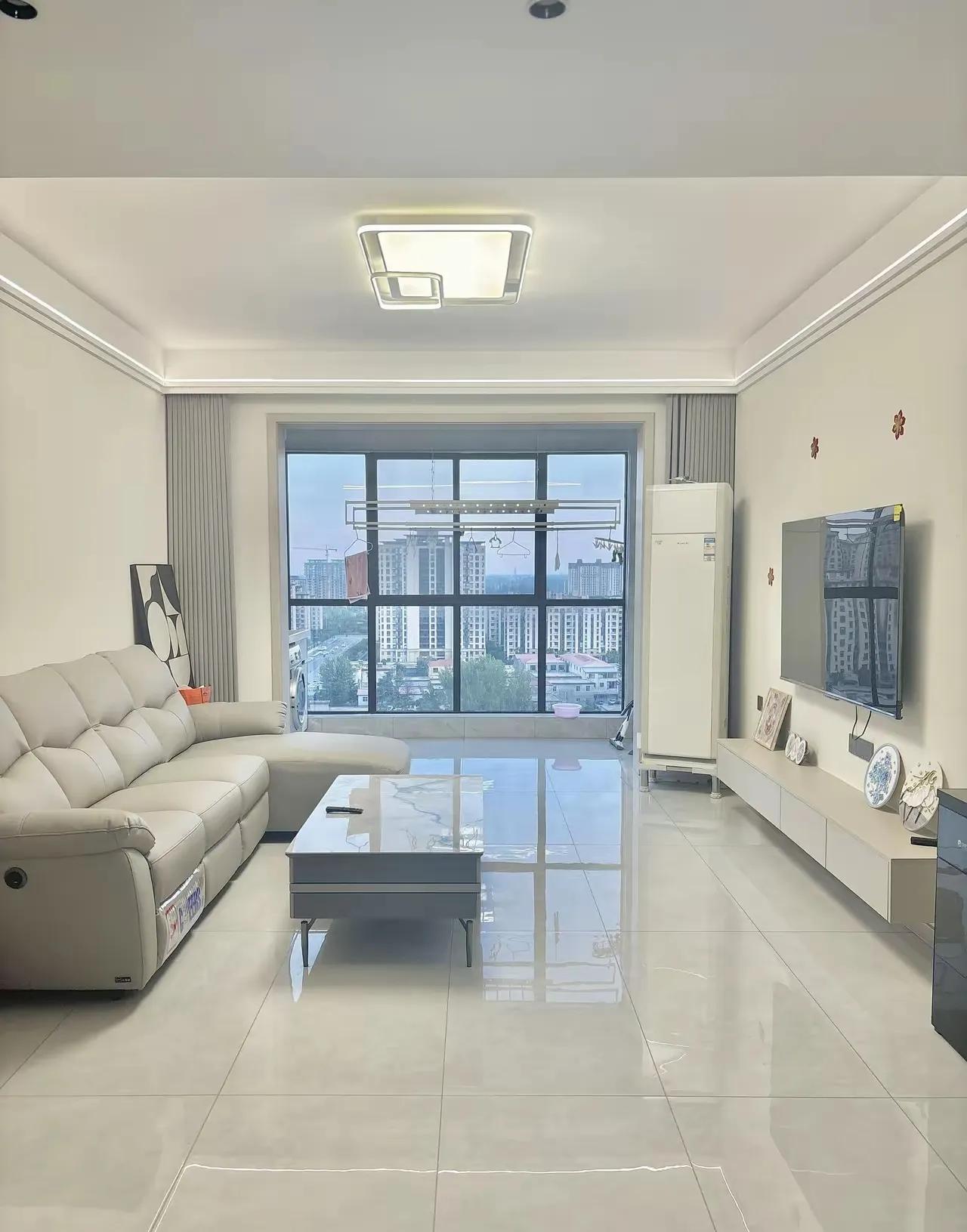 最近跟姐夫聊房价，真是被他的“佛系”心态惊到了！现在房价跌得人心慌，身边不少人都