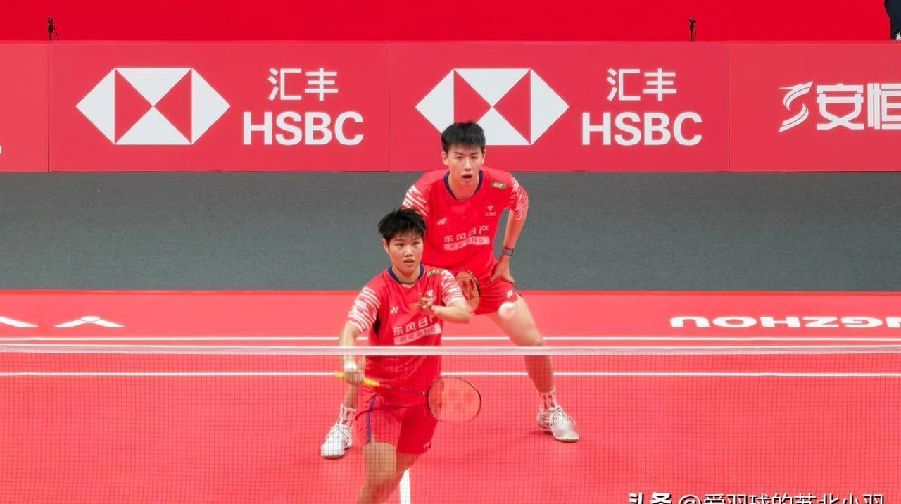 对方的重杀像炮弹一样砸向黄东萍。她不是蹲下，而是用拍子正面硬接。球弹起的弧线