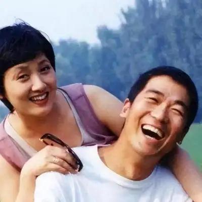 张国立和前妻罗秀春离婚都三十多年了，如今67岁的罗秀春，每月雷打不动地收着前