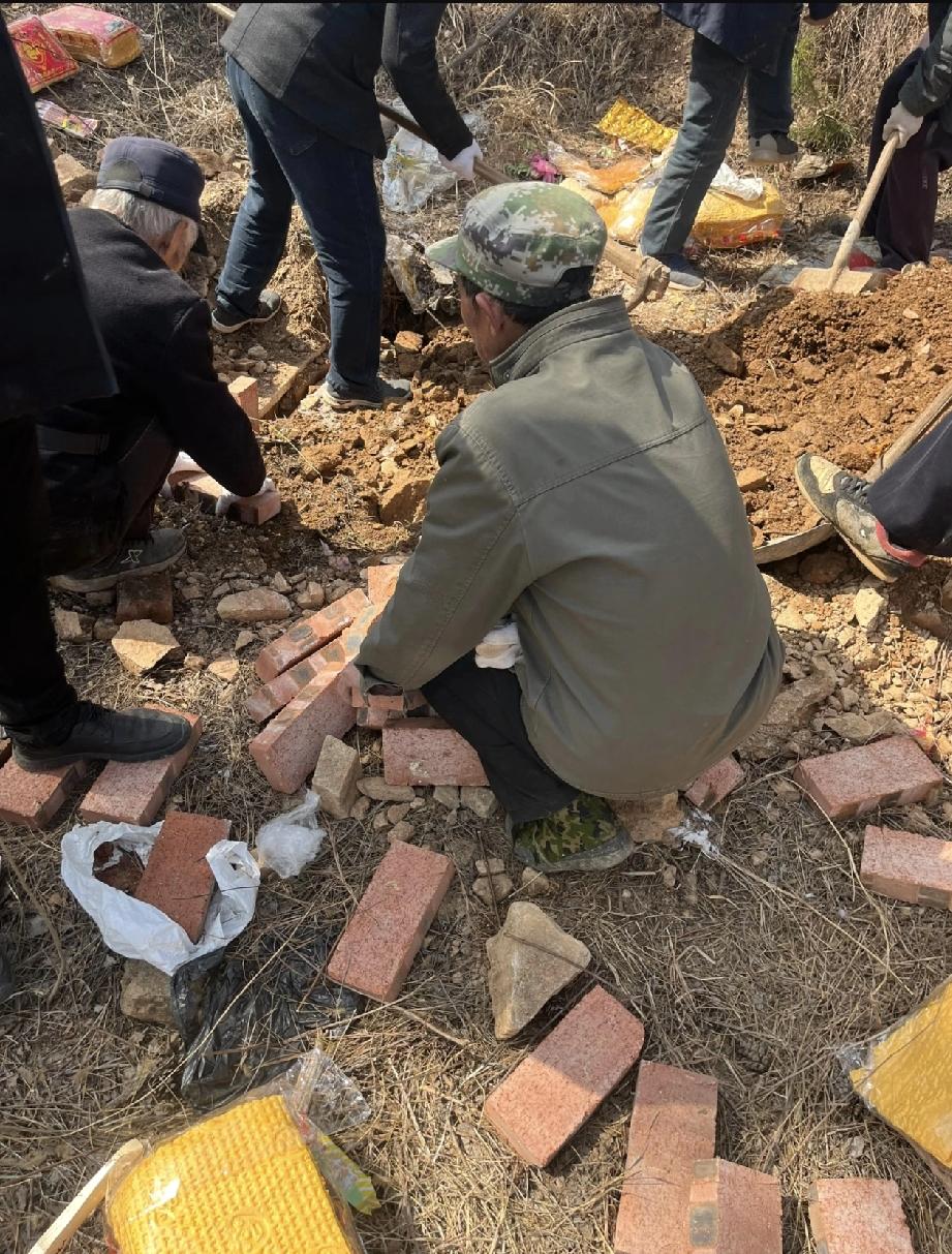 太不可思议了，一男子去世2年了，昨晚托梦给妻子说：“老婆救救我，我不想住这里了。