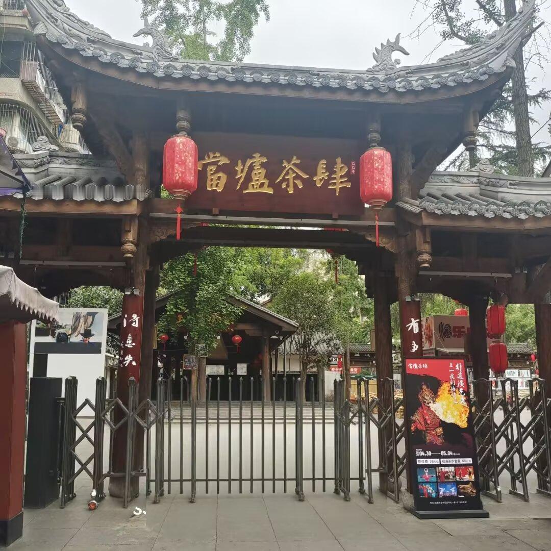 城市舞厅舞女下班后生活解释这个问题，梦幻舞厅地理位置非常好，一环路边。加上抚琴