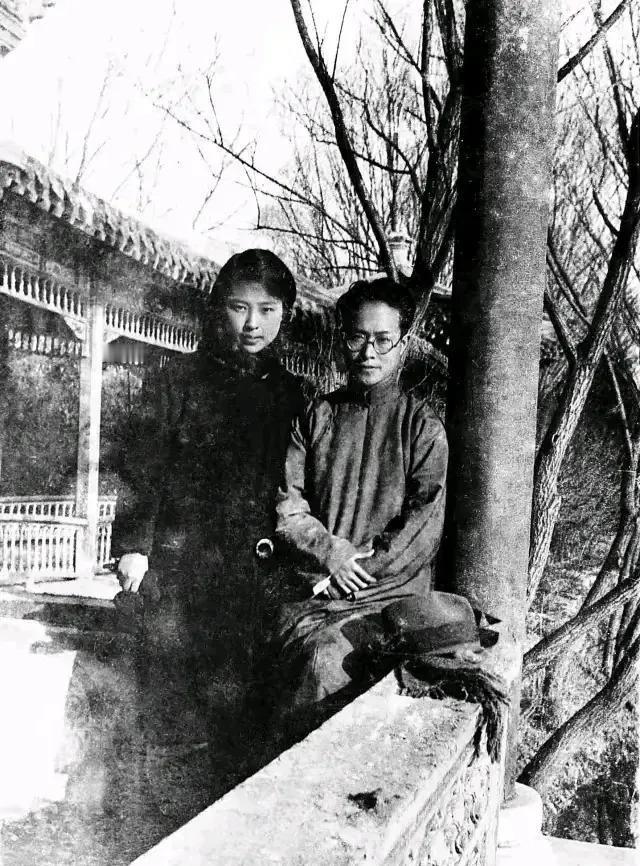 1949年，沈从文喝下煤油割腕自杀，被救后想要拽住妻子张兆和的手，却被冷冷甩开。