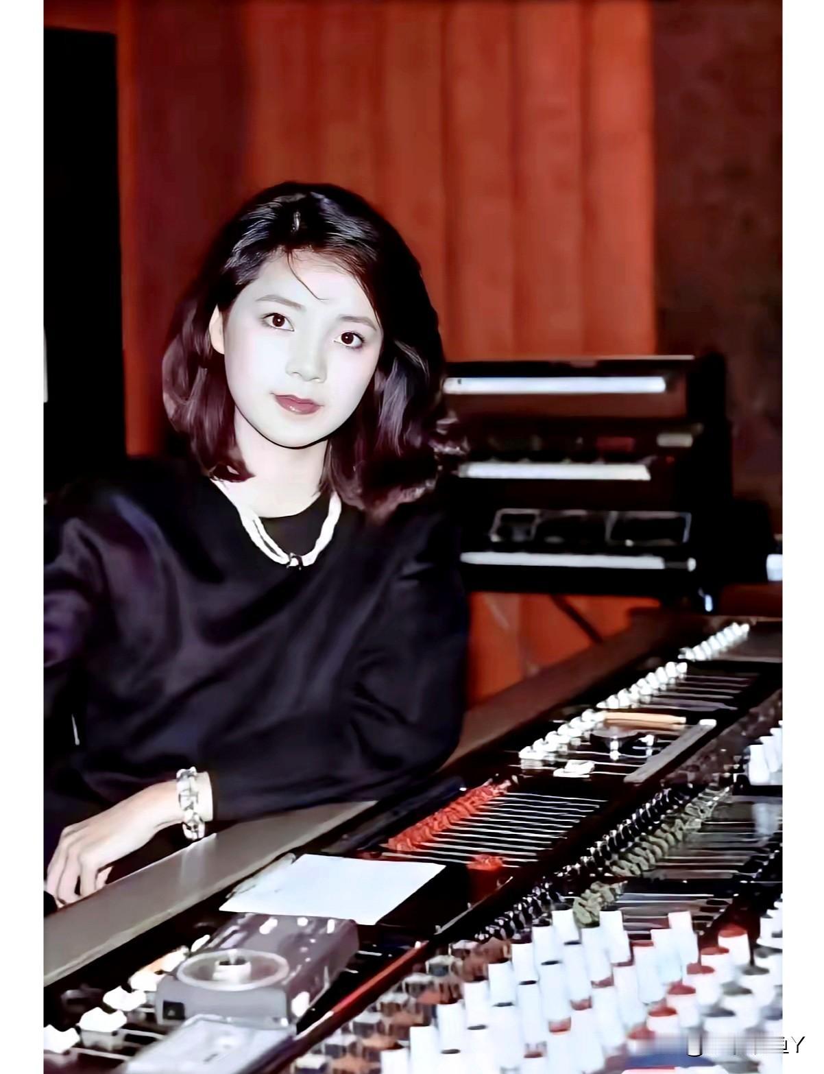 这是邓丽君年轻时的一张留影老照片，拍摄于一九八三年。彼时邓丽君三十岁，气质俱佳，