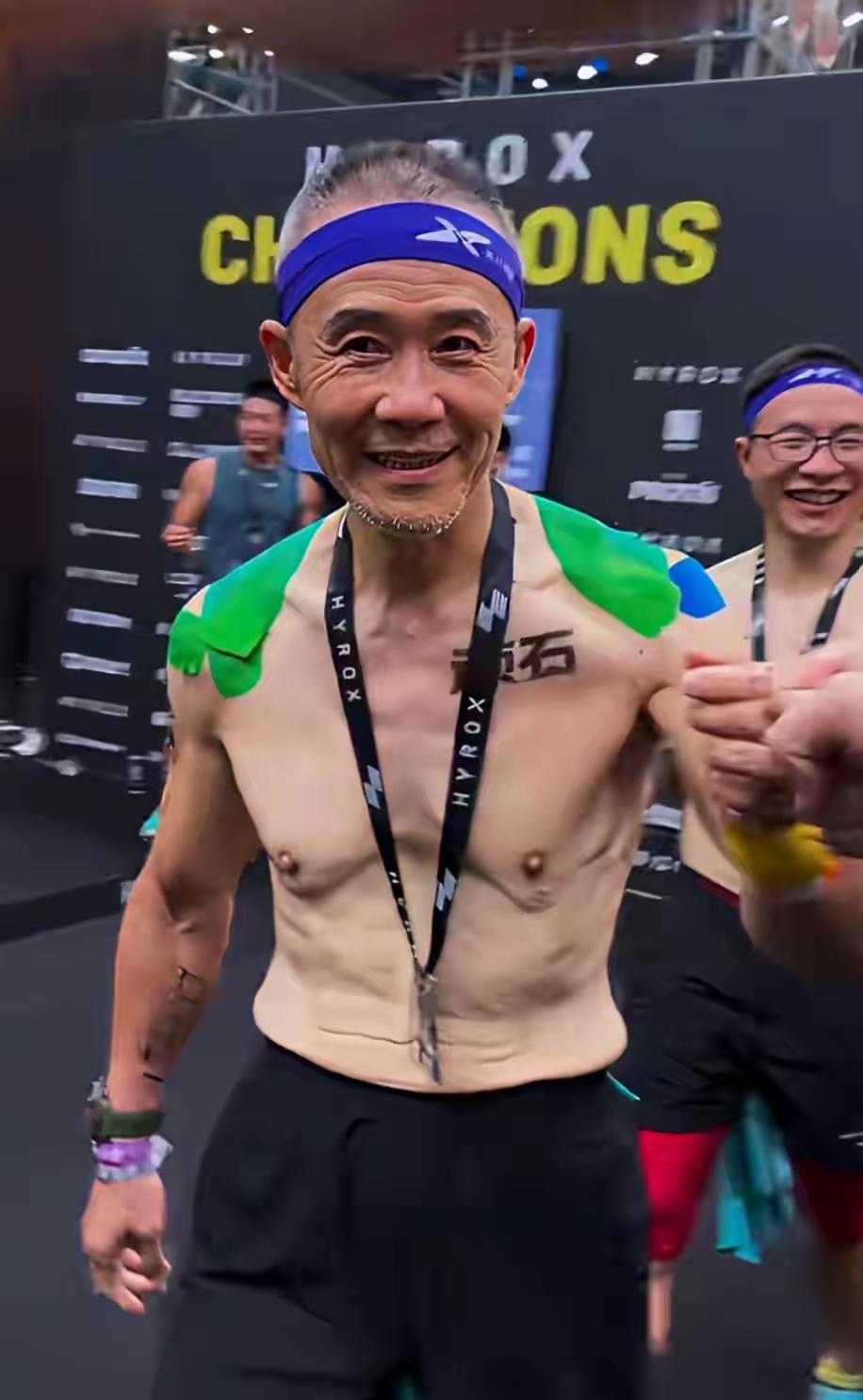 为了证明自己老当益壮，配得上自己的小娇妻，王石也了拼了，70几岁的人了，一