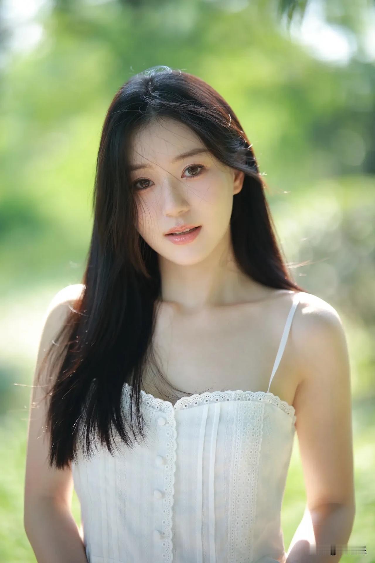 阳光下的少女，清新自然，宛如一幅画卷。