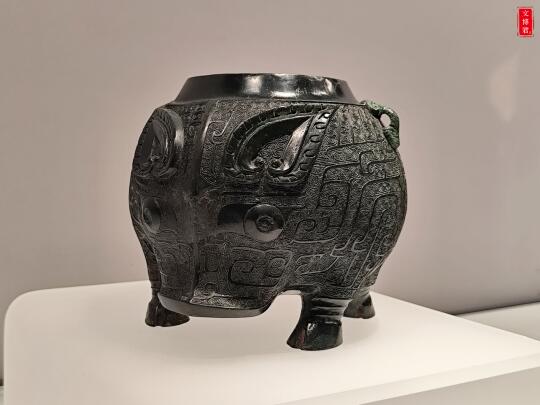 黑色青铜豕(shǐ)卣，太萌了点吧，尤其是屁股