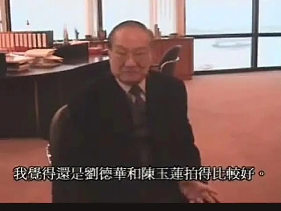 记者问金庸：“2006年的《神雕侠侣》张纪中拍的，你有看吗？”金庸：“《神雕