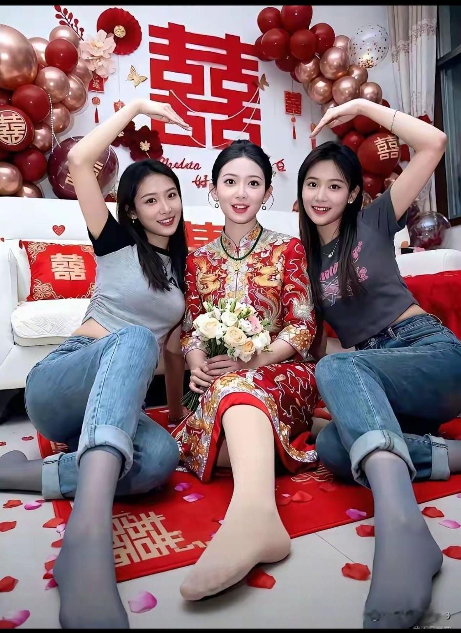 2026年伊始，全网最美伴娘团横空而出。新娘穿龙凤褂端庄秀美、贵气逼人，俩为闺蜜