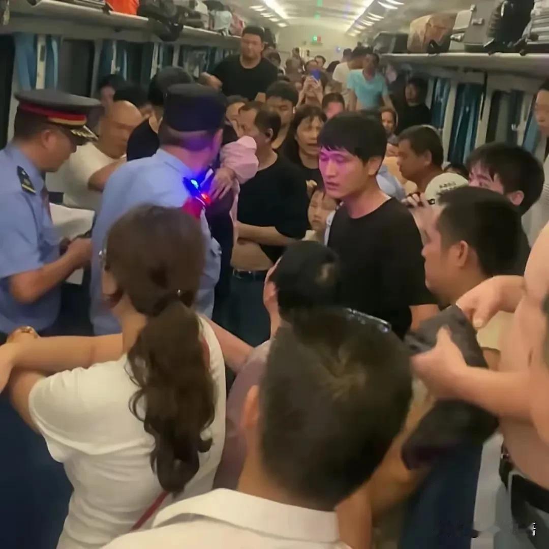 7月2号，K1373次列车因为和货物列车侧面冲突，机车前台车脱线，被困3小时。车