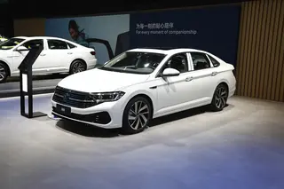 车牌是什么时候开始强制要求打四个螺丝的我记得第一辆车那会车牌一直是只打上面两个