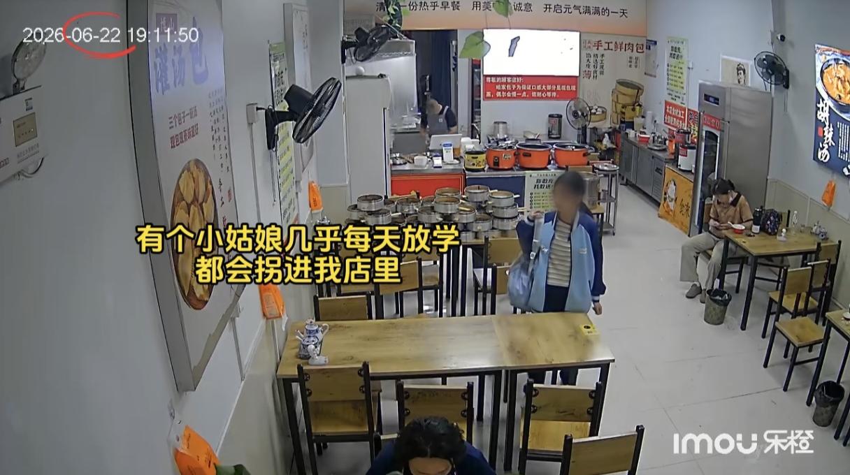 原来这包子店老板晚上营业竟是为了等一个小女孩！每晚7点放学时，这个小女孩都会来店