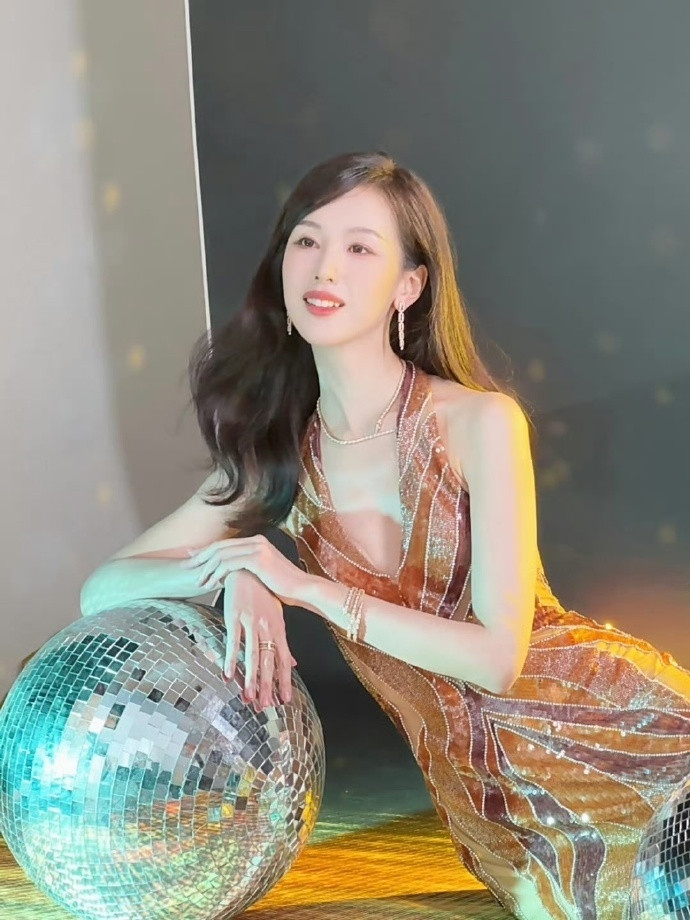 陈都灵鎏金裙陈都灵鎏金挂脖裙救命！陈都灵穿鎏金挂脖裙也太好看了吧！贵气又灵动，