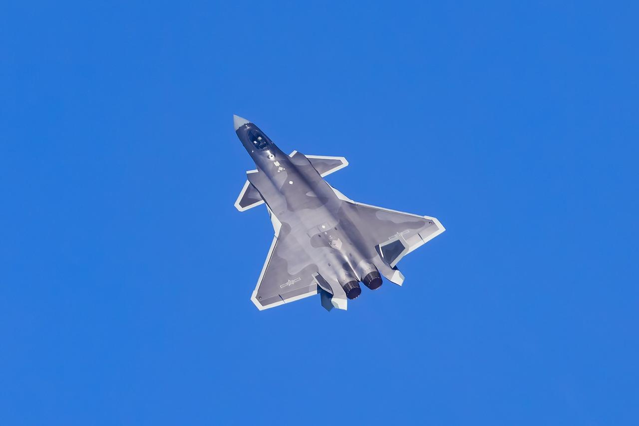 歼-20被团灭，中国空军却把“惨败”裱起来挂墙上，美军看得后背发凉。 央视《