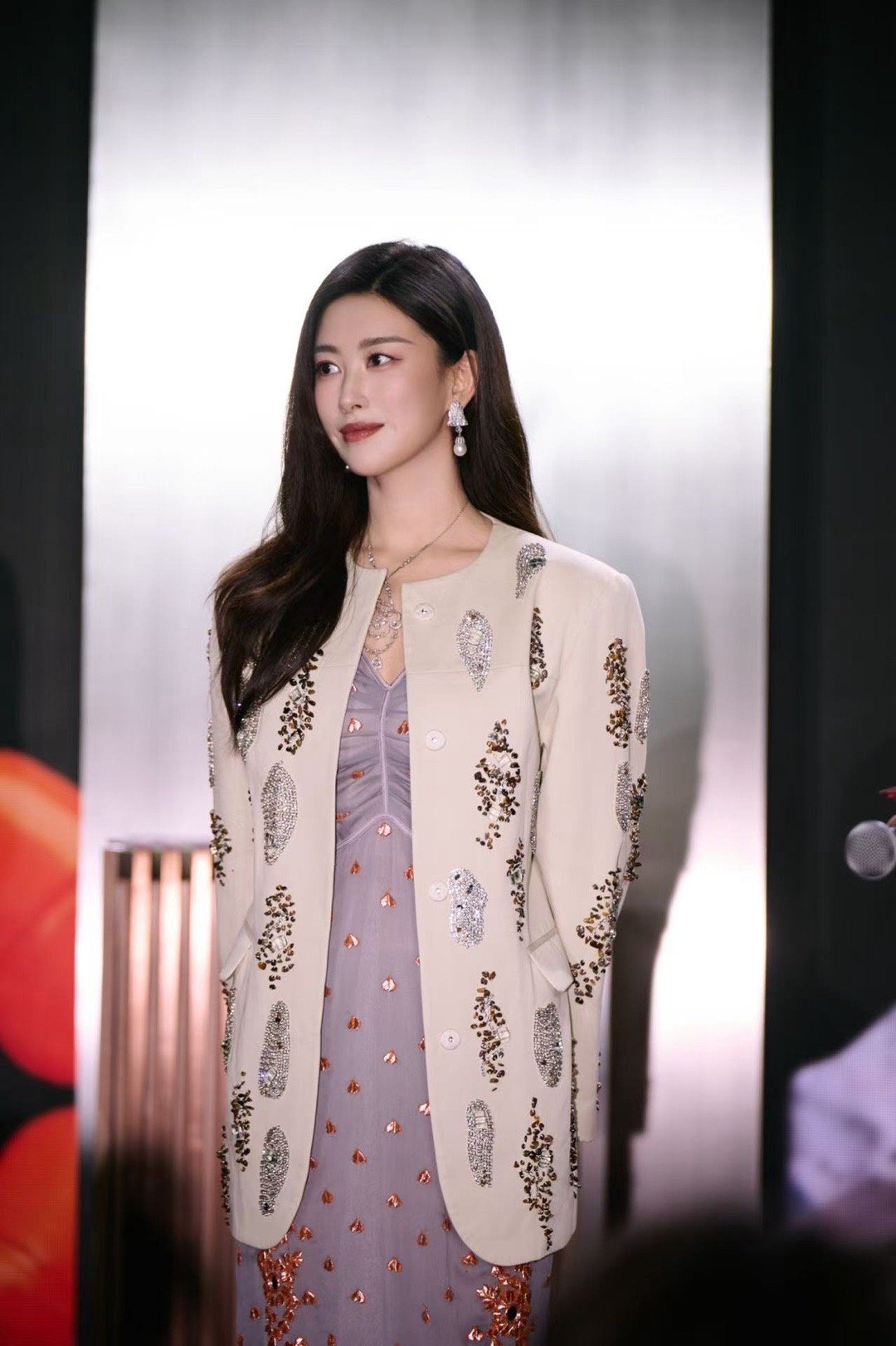 朱珠UCCA晚宴的造型太绝了！米白亮片外套自带柔光滤镜，优雅知性中透着高级感，氛