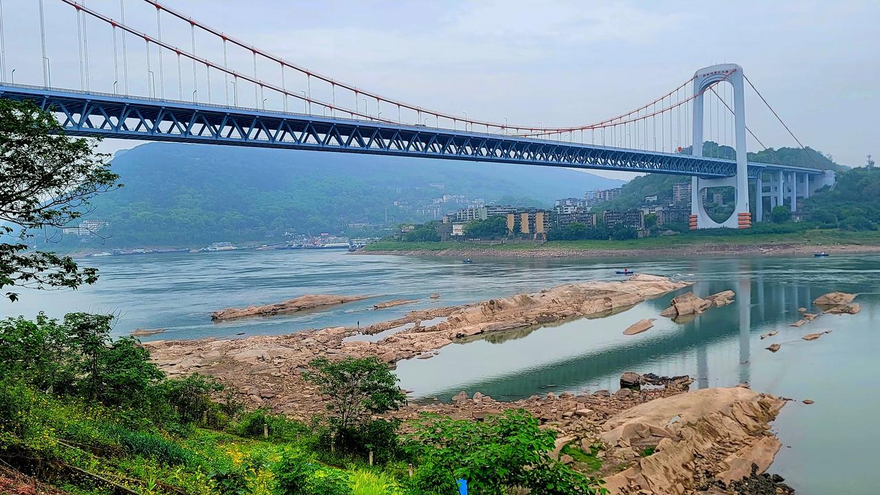 郭家沱大挢下的风景郭家沱长江大桥下的风景，只有退水后，才有这独特的风景线。