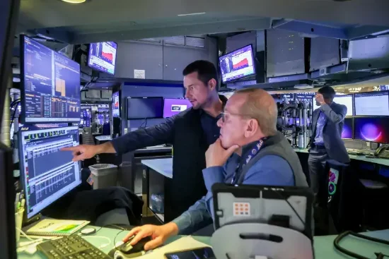 尾盘: 道指重挫700余点 纳指一度跌破50日移动均线