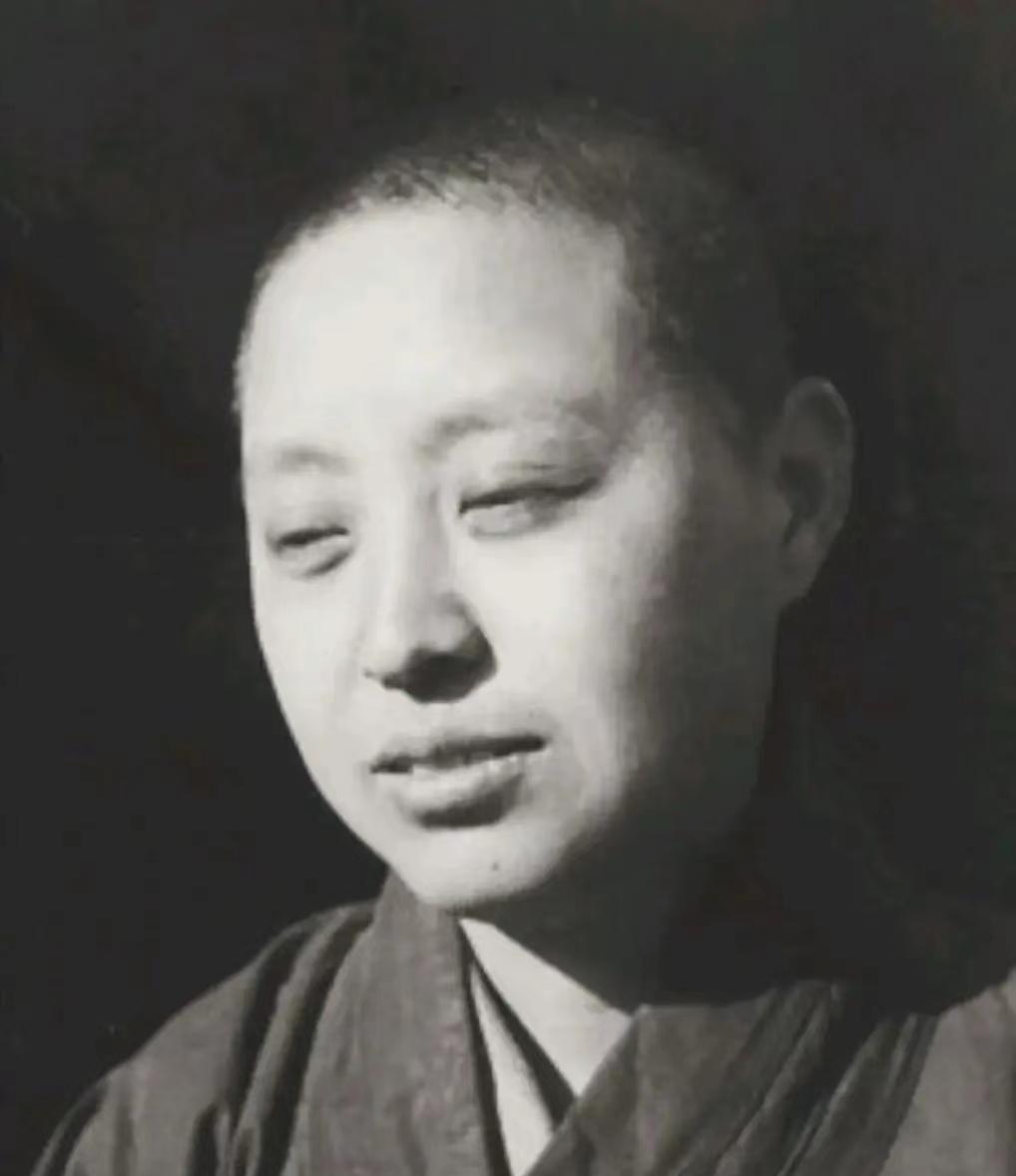 1937年12月，日军闯入南京一个尼姑庵。柴火堆的火光里，隆华师太握紧念珠，