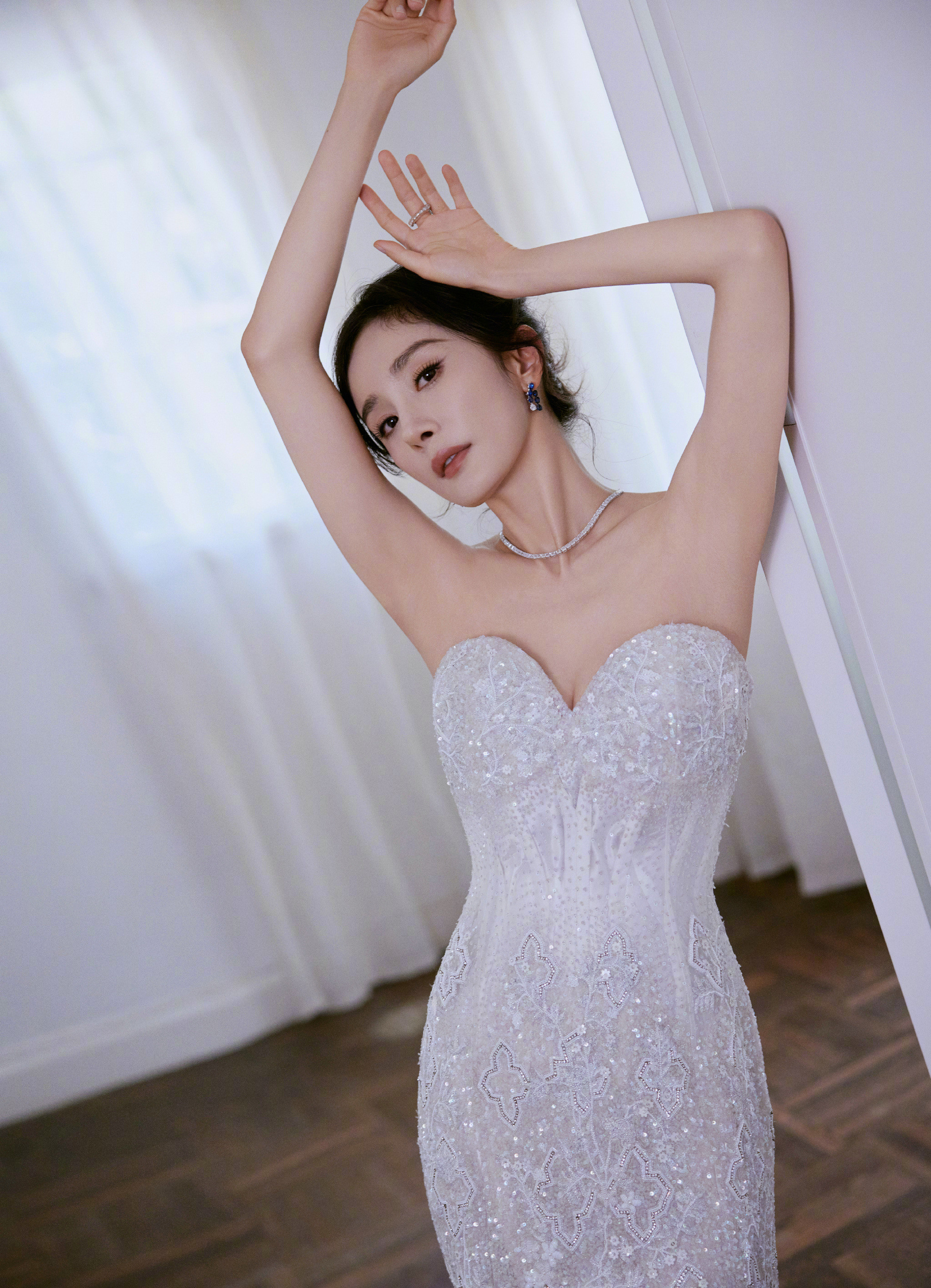 杨幂杨幂江山大同穿婚纱礼服，戴萧邦高珠，踩红底。