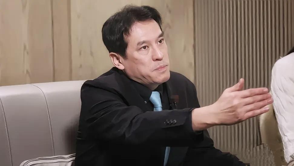 台湾绿媒媒体人黄暐瀚恶狠狠地说，“我反对九二共识，两岸不是中国内政”，“如果两岸