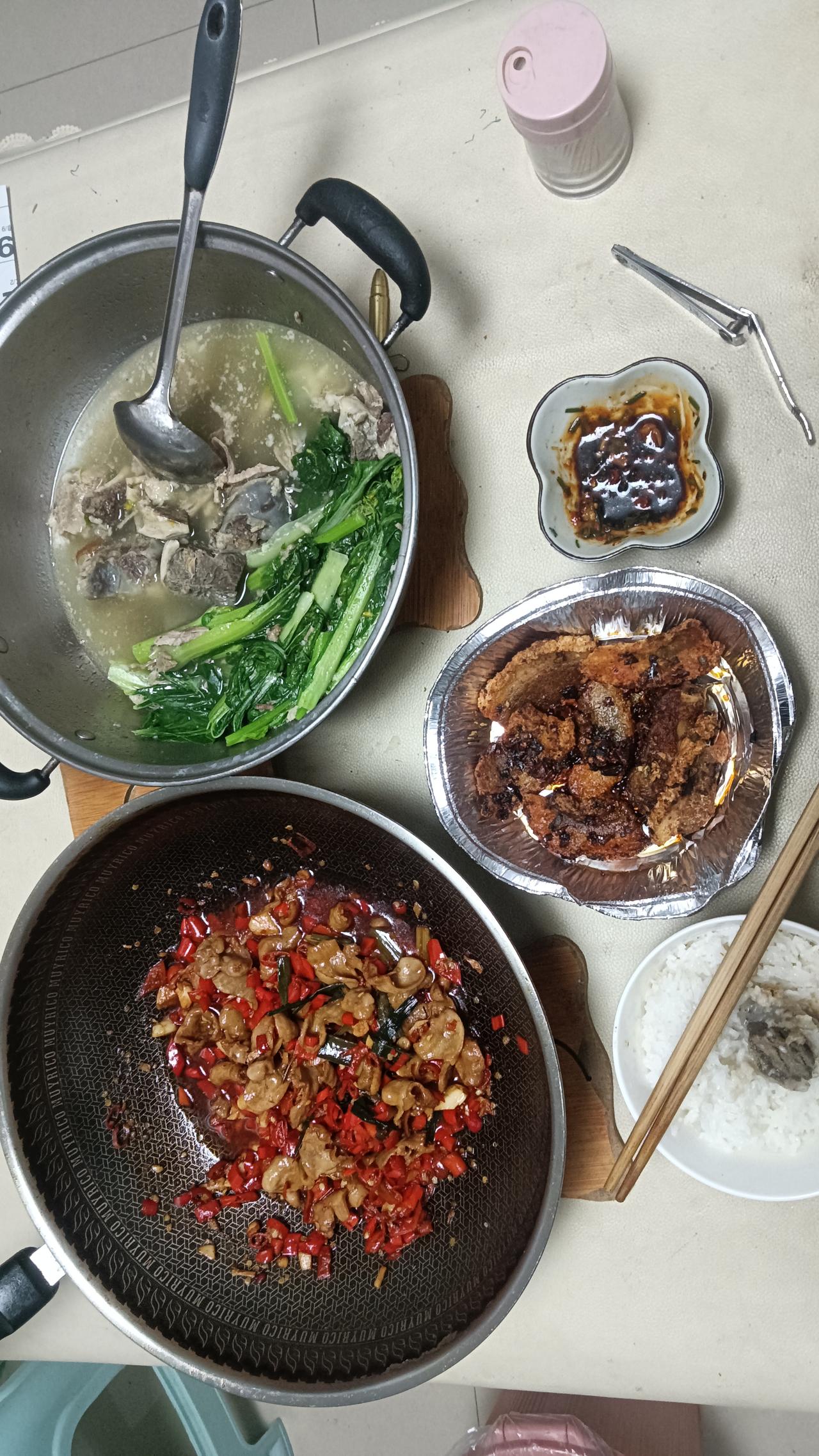 忙活了两小时，一个人的晚餐，简简单单就这么敷衍过去了。怎么就感觉少点什么？开动。