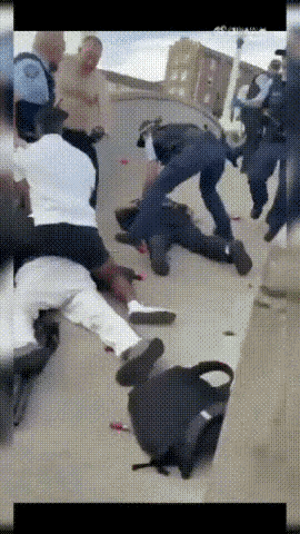 一名枪手（据信是儿子）站在距离海滩约200米外的拱桥上，远程狙击海滩上的人群。能