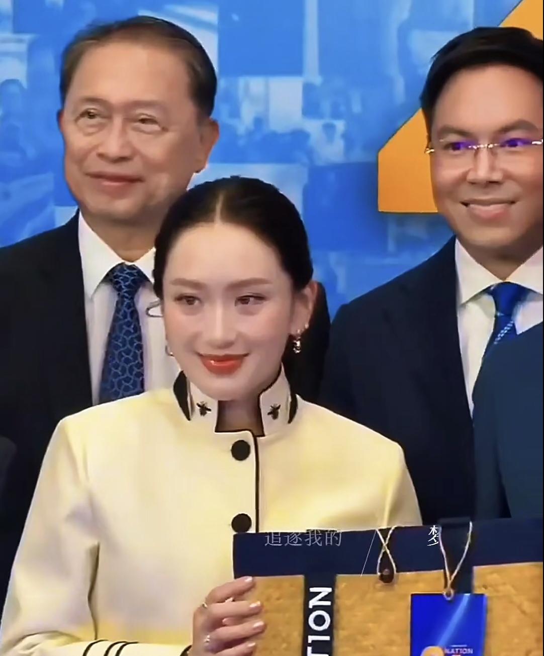 又见佩通坦！6月5日，佩通坦乘坐私家车参加了国家电视台成立26年周年庆典。活动充