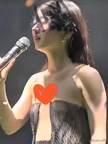 演唱会门票越贵，明星穿得越少？一张票炒到三千块，台上的人却快把布料穿成了奢侈
