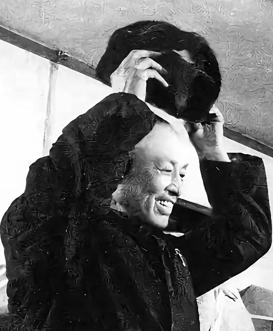 1975年，周养浩被特赦，他重获自由后，瞬间激动的泪流满面，国家看他已经须发皆白